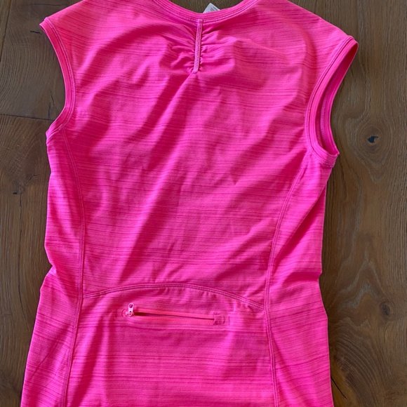 Cap sleeve work out tank with zippered pocket in back by Athleta! - Picture 2 of 2